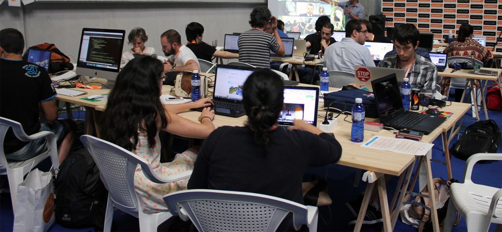 Los participantes del Hackathon de periodistas 2015 centrados en sus proyectos.