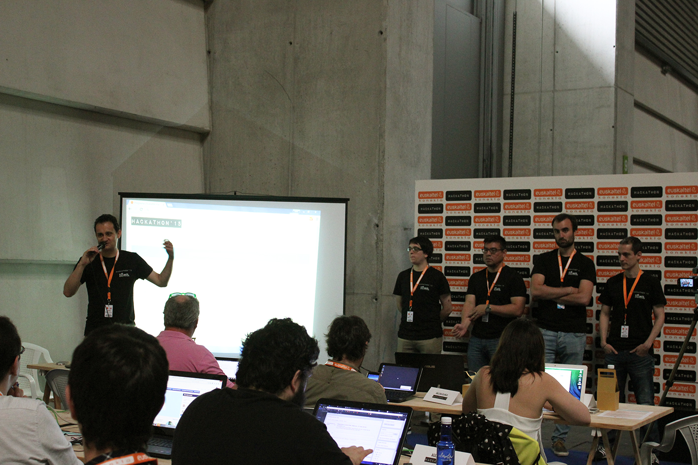Participantes y equipo técnico del Hackathon 2015.
